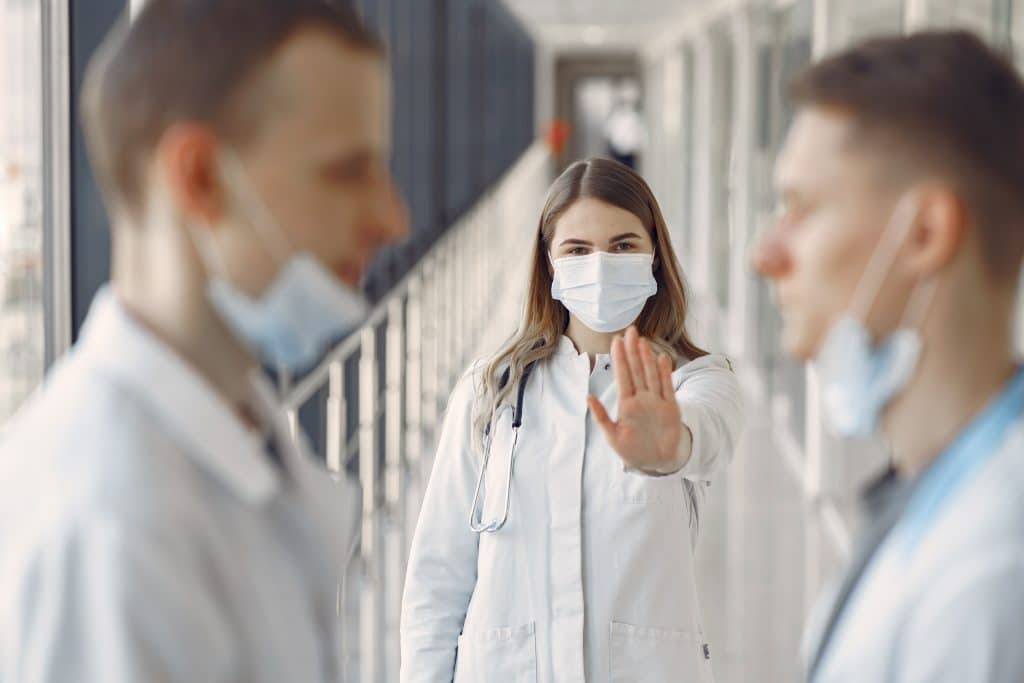 Ärztin deeskaliert einen Konflikt zwischen zwei Kollegen im Krankenhaus