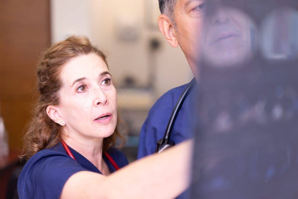 Führungskraft koordiniert ein medizinisches Team im Krankenhaus